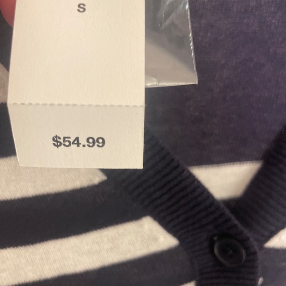 Gap sweater. Never worn with tags - Picture 3 of 4